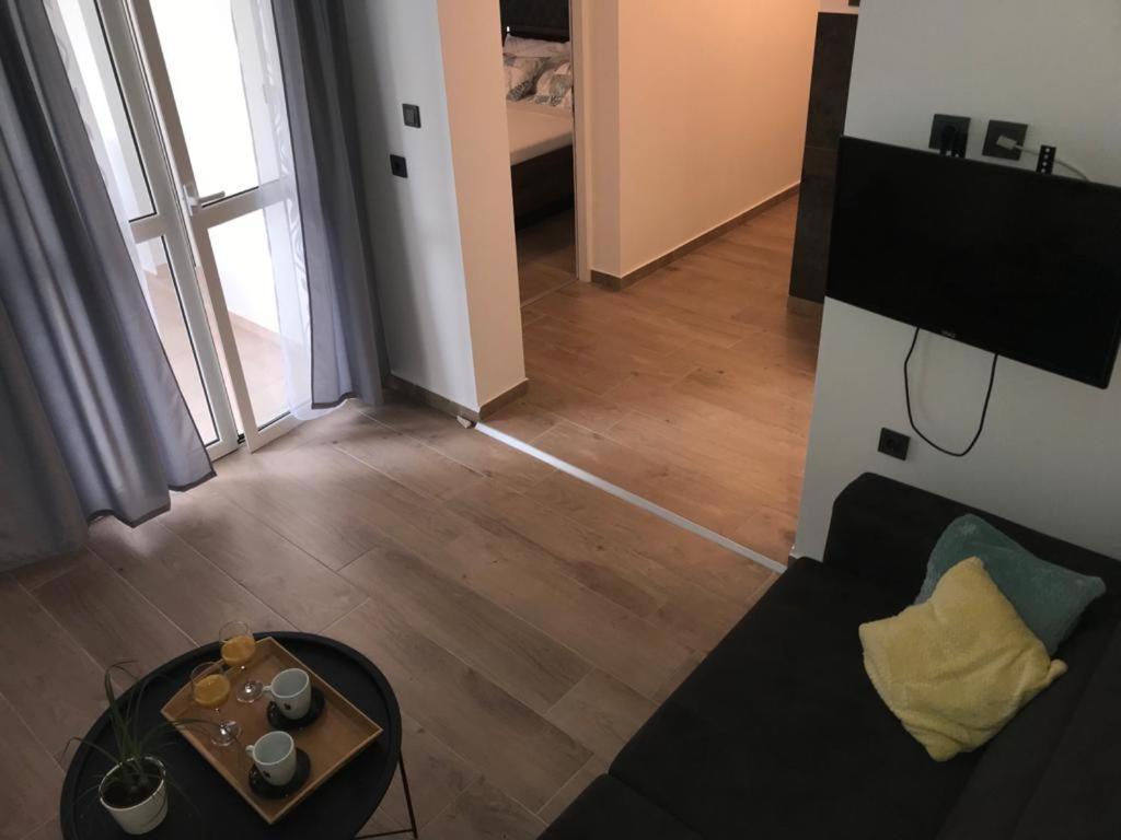 Апартаменти Apartman Sa Lodom 2+2 Пироваць Екстер'єр фото